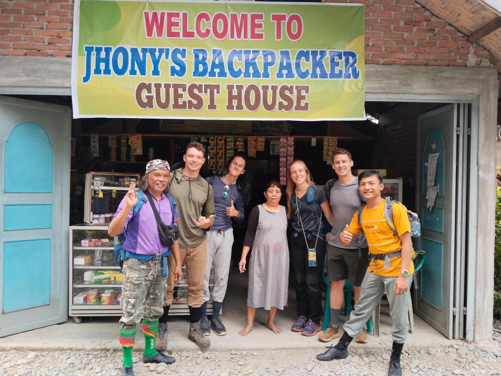 Jhony'S Backpacker-Guest House Only Stay Here Book Treking With Us Bukit Lawang Exterior foto