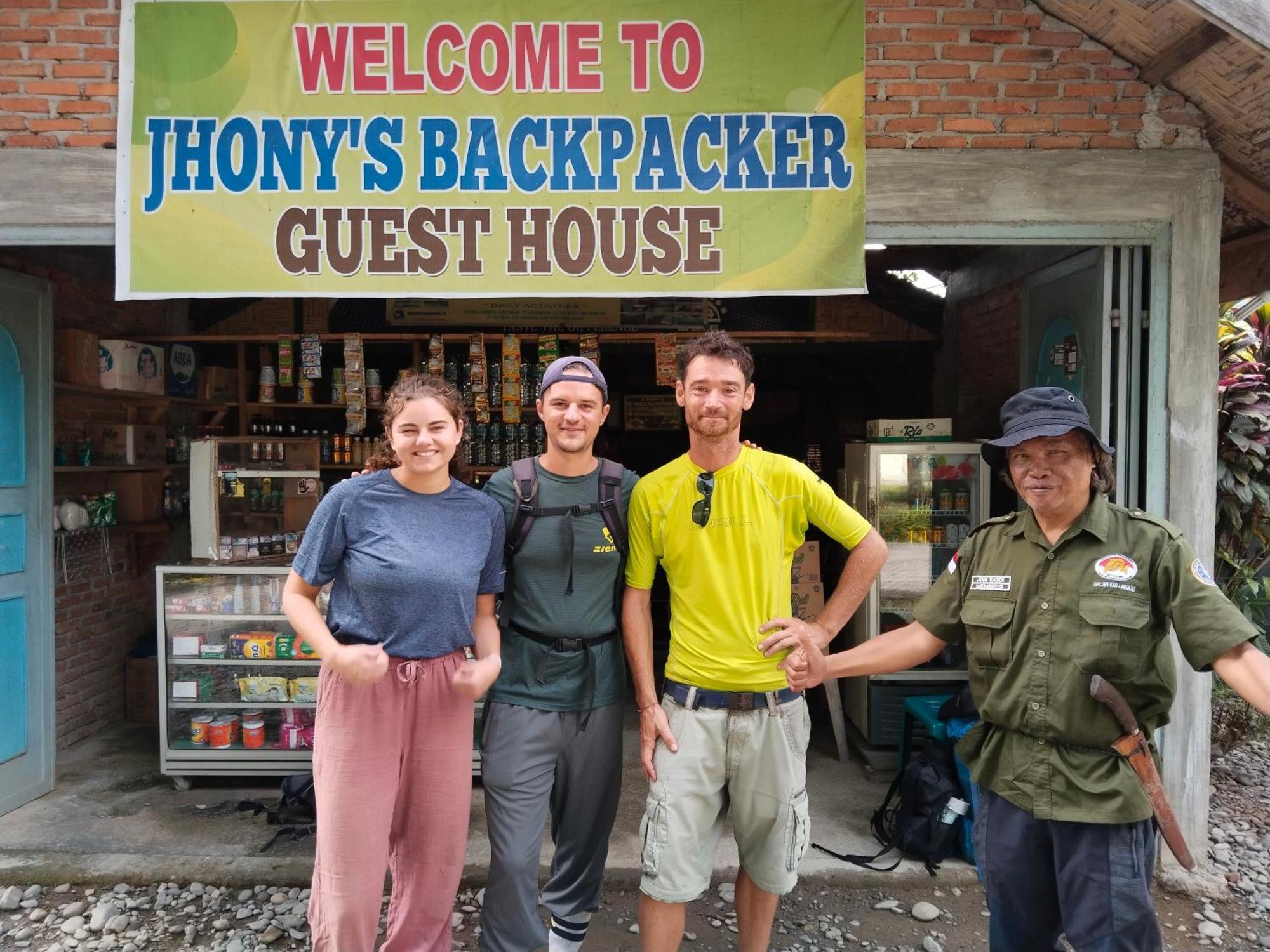 Jhony'S Backpacker-Guest House Only Stay Here Book Treking With Us Bukit Lawang Exterior foto